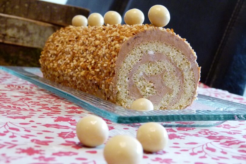 Bûche de Noël roulée au praliné