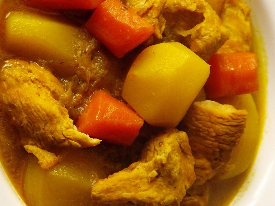 Escalopes de poulet aux pommes de terre et carottes en cocotte