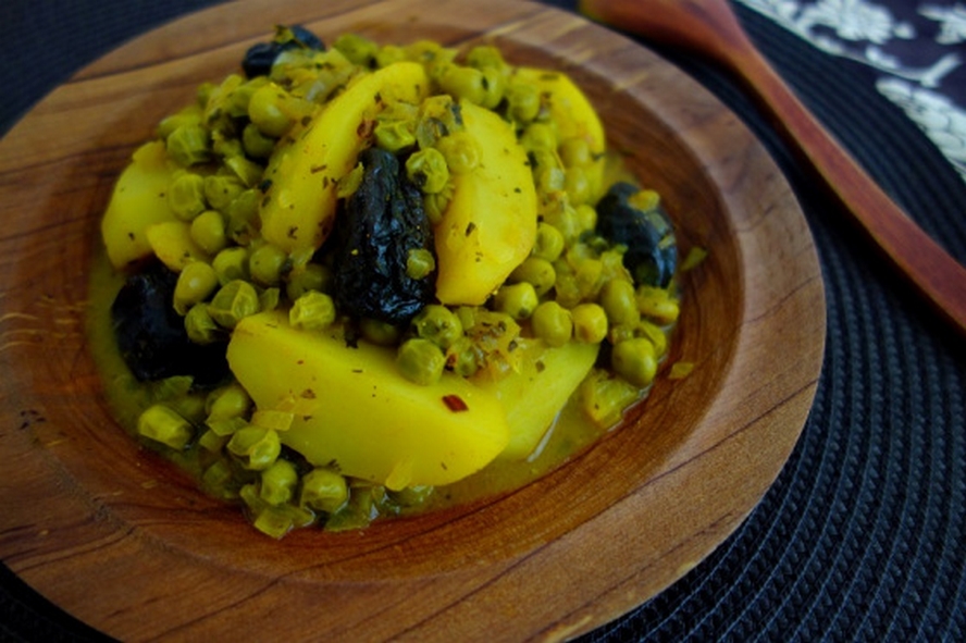 Tajine de pommes de terre, petit-pois et pruneaux