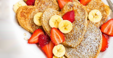 Pancakes sans beurre en forme de cœur pour la Saint-Valentin