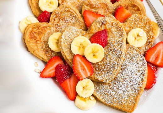 Pancakes sans beurre en forme de cœur pour la Saint-Valentin