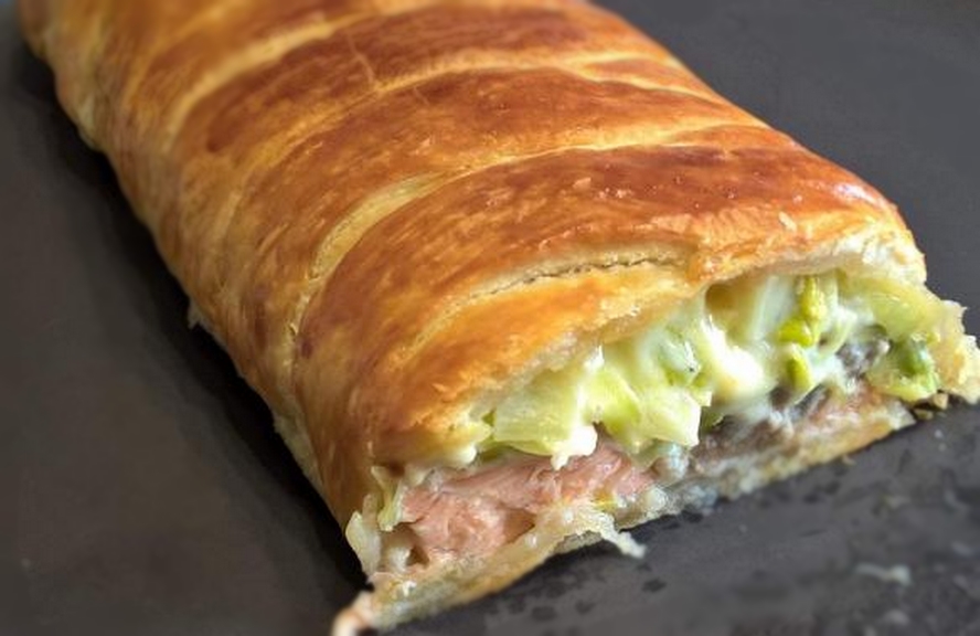 Feuilleté au saumon et poireaux est croustillant