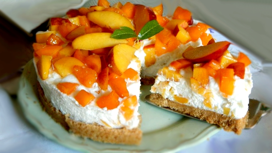 Gâteau froid aux pêches avec ricotta et mascarpone sans cuisson