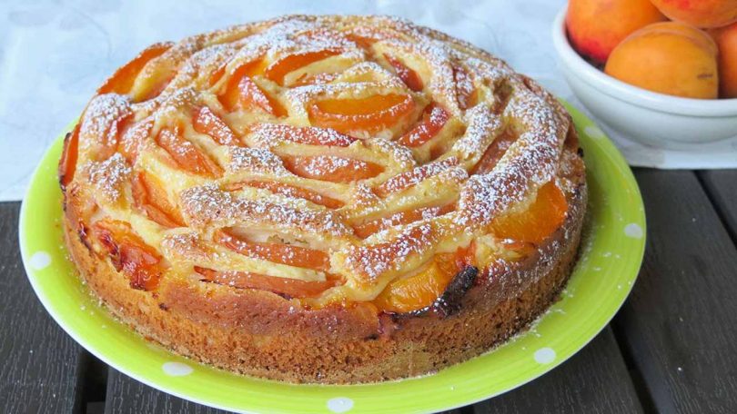 gâteau moelleux aux abricots sans beurre est le dessert parfait à préparer au mois de juin, lorsque ces délicieux fruits sont sucrés et mûre
