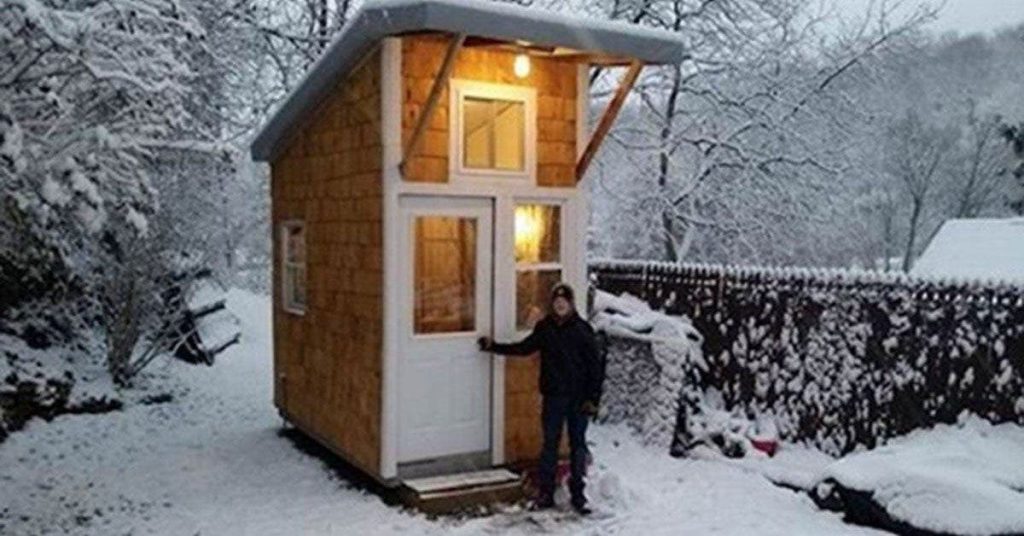 Âgé de 13 ans, cet adolescent construit sa propre mini-maison dans son jardin