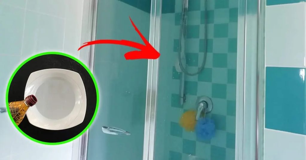 Voici l’astuce qui va éliminer tout le calcaire des fenêtres de douche et les rendre comme neuves