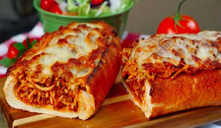 Top bouffe-réconfort: du pain à l’ail farci au spaghetti!