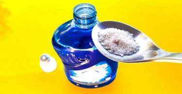 Pourquoi est-il astucieux d’ajouter du sel au liquide vaisselle ? L’astuce qui change tout