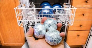 Pourquoi est-il indispensable de mettre une boule de papier aluminium dans le lave-vaisselle ?