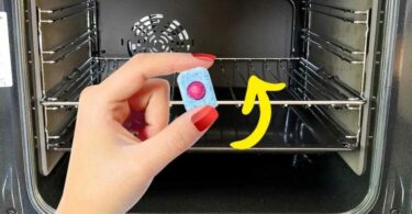 Une tablette pour lave-vaisselle : l’astuce géniale pour nettoyer le four et le rendre comme neuf